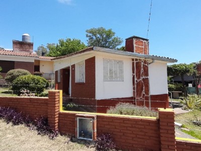 CASA EN VENTA- CALLE NEUQUEN- TANTI CENTRO