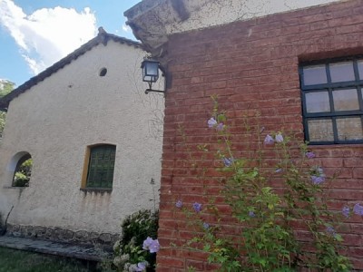 CASA TRADICIONAL CON FONDOS AL ARROYO TANTI