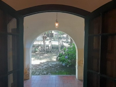 CASA TRADICIONAL CON FONDOS AL ARROYO TANTI