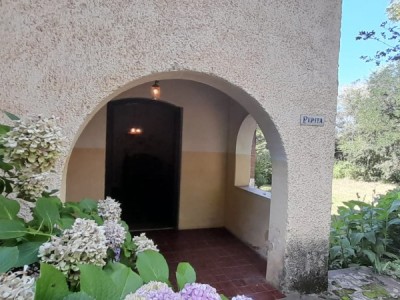 CASA TRADICIONAL CON FONDOS AL ARROYO TANTI